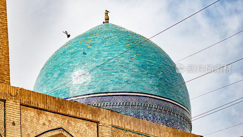 乌兹别克斯坦Chor Bakar的一所宗教学校的圆顶